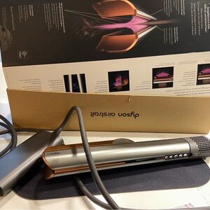 Almost brand new Dyson Airstraight